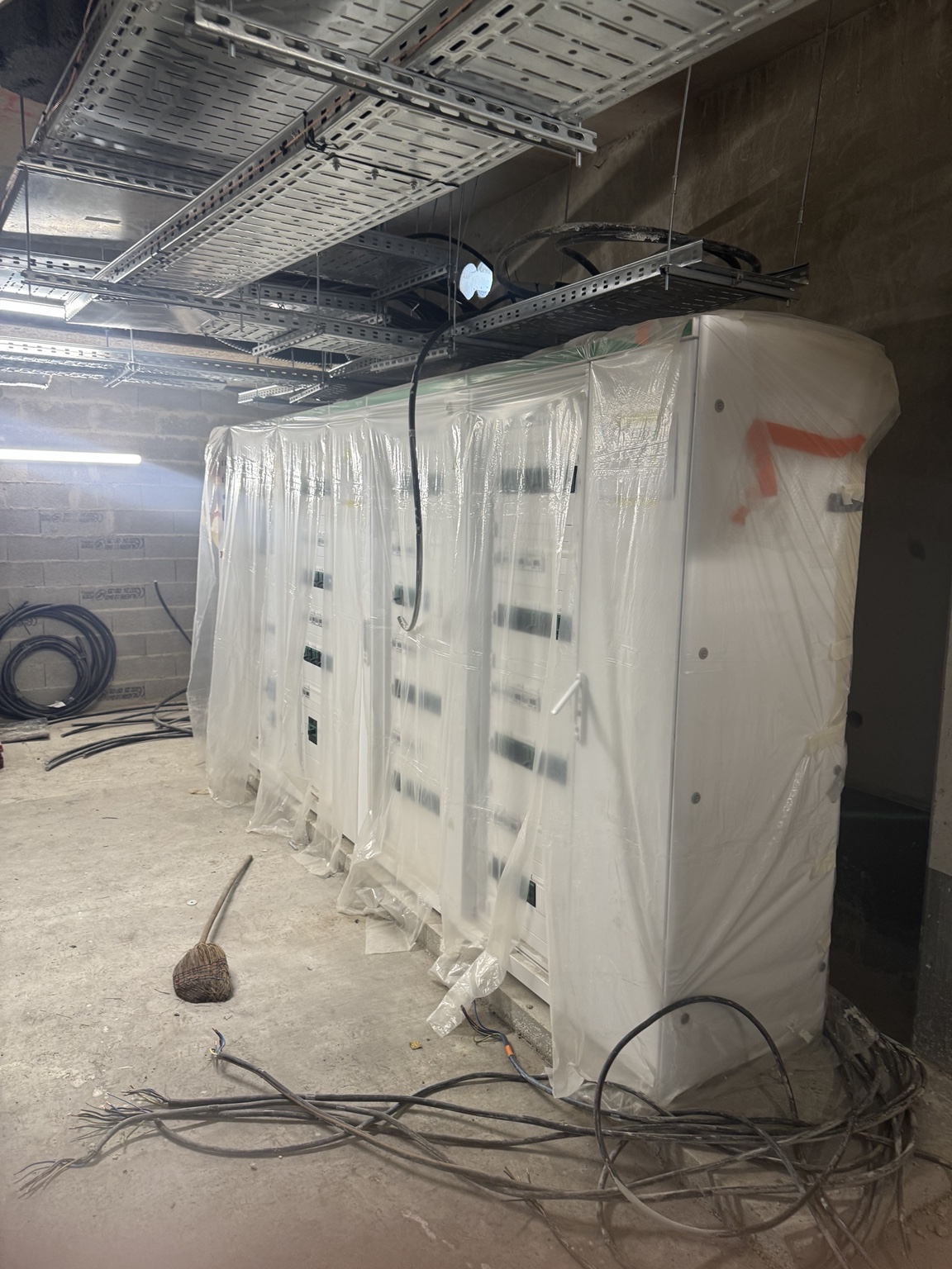 Installation d’un TGBT de réemploi — photographie de matériel technique