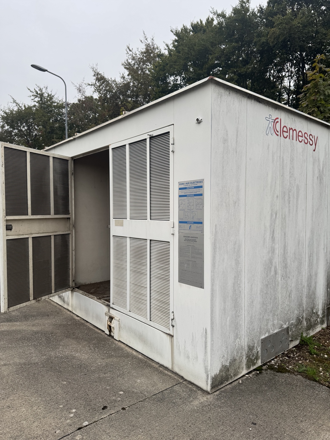 Poste technique en conteneur — photographie de matériel technique